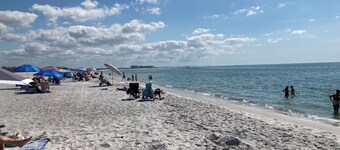 Nice townhome with AC in charming Glen Ellyn