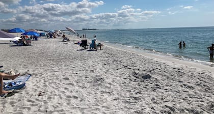 Nice townhome with AC in charming Glen Ellyn