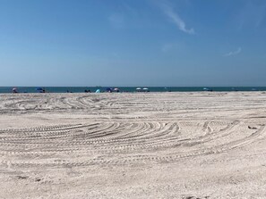 Beach - Nice townhome with AC in charming Glen Ellyn (Glen Ellyn)