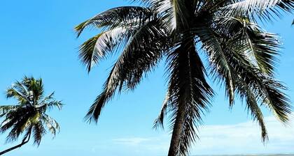 FLATS MAR'BELLA COM VARANDA, 100M PRAIA, PETFRIENDLY E ESTACIONAMENTO