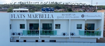 Flats Mar'Bella com Varanda para Relaxar e Praia para Curtir, Garagem Privado e ArCond
