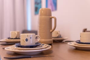 Kjøleskap, mikrobølgeovn, kokeplater og brødrister