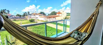 Flats Mar'Bella com Varanda para Relaxar e Praia para Curtir, Garagem Privado e ArCond
