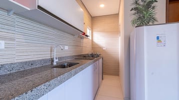 Lemari es, microwave, kompor, dan pemanggang roti