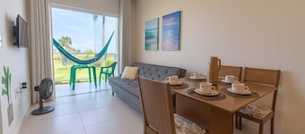 FLATS MAR'BELLA COM VARANDA, 100M PRAIA, PETFRIENDLY E ESTACIONAMENTO