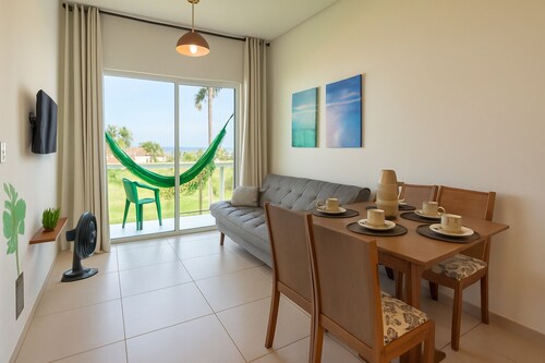Flats Mar'Bella com Varanda para Relaxar e Praia para Curtir, Garagem Privado e ArCond