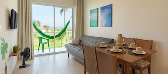 Flats Mar'Bella com Varanda para Relaxar e Praia para Curtir, Garagem Privado e ArCond