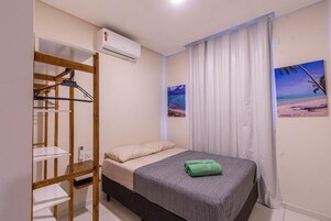 1 habitación, escritorio y espacio para trabajar con laptop