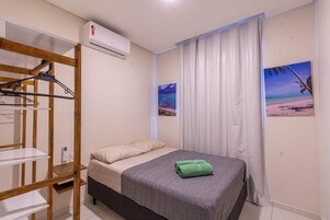 1 quarto, escrivaninha, espaço de trabalho para notebook