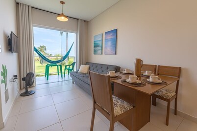 Flats Mar'Bella com Varanda para Relaxar e Praia para Curtir, Garagem Privado e ArCond