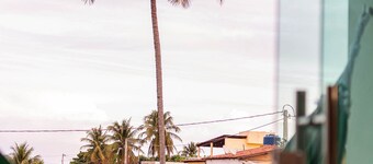 FLATS MAR'BELLA COM VARANDA, 100M PRAIA, PETFRIENDLY E ESTACIONAMENTO