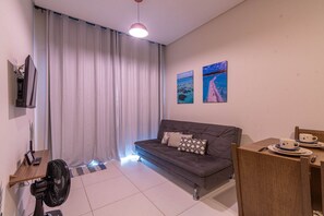 Apartamento | Área de estar | Smart TV 32 polegadas com canais digitais, serviços de streaming