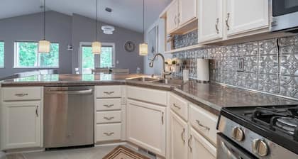 The Last Frontier Lake House Lodge in Anchorage 3bdrm 2ba