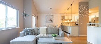 The Last Frontier Lake House Lodge in Anchorage 3bdrm 2ba