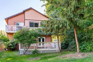 Exterior - The Last Frontier Lake House Lodge in Anchorage 3bdrm 2ba (Anchorage)