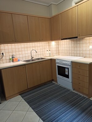 Geladeira, fogão, cafeteira/chaleira, torradeira