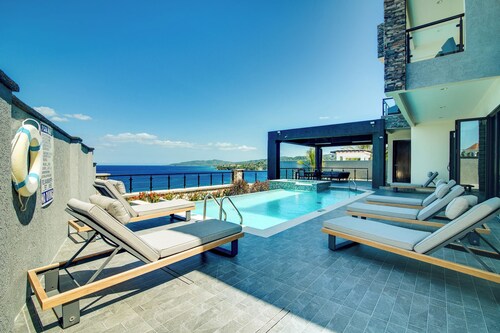 Luxury Oceanfront Villa~ Fully Staffed~Pool~Jacuzzi~Movie Theatre