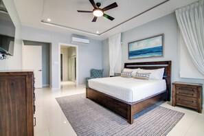 6 bedrooms, iron/ironing board, travel cot, free WiFi - Luxury Oceanfront Villa~ Fully Staffed~Pool~Jacuzzi~Movie Theatre (tower isle)