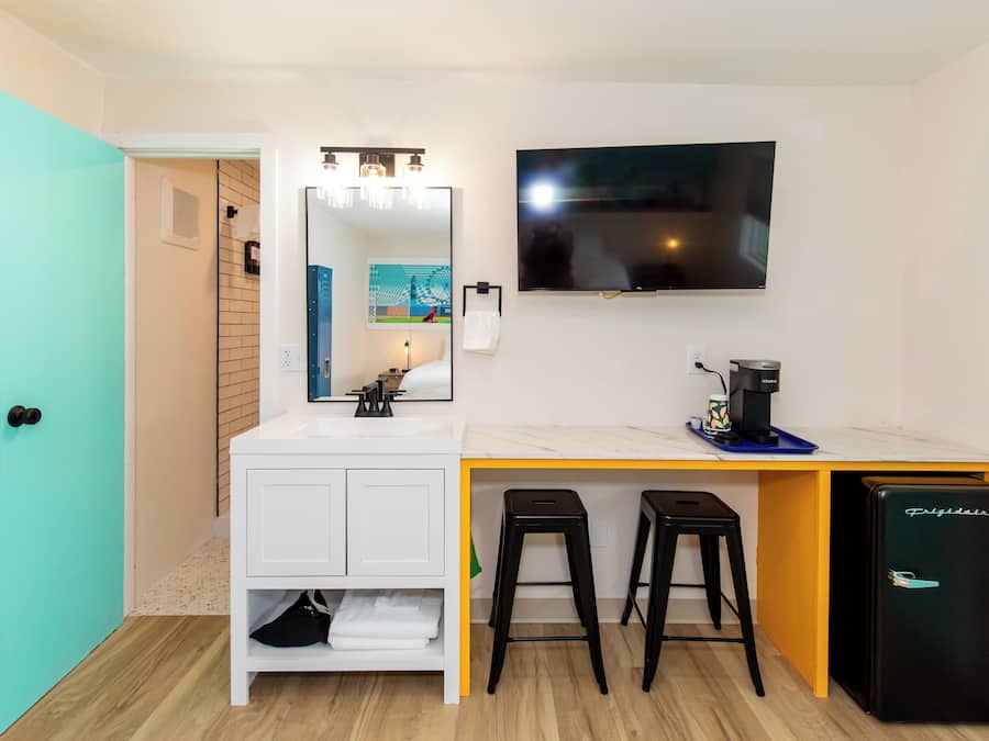 Business Room | Desk, laptop workspace, blackout curtains, free WiFi