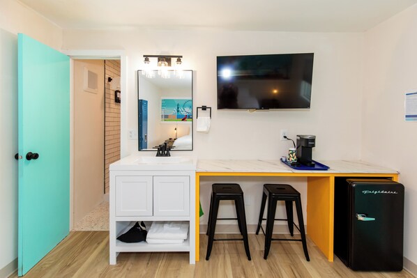 Business kamer | Een bureau, een laptopwerkplek, verduisterende gordijnen, gratis wifi