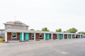 Exterior - HomeField Inn. (Sandusky)