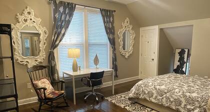 Deluxe Spacious 2-bedroom 2-story with gas fireplace Guest House