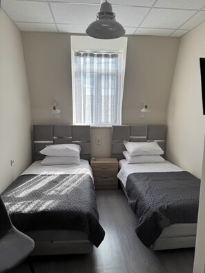 Cortinas blackout, insonorización y tabla de planchar con plancha