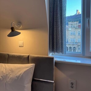 Habitación Confort con 1 cama doble o 2 individuales, vistas a la ciudad | Cortinas opacas y sistema de insonorización