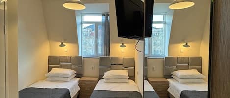 Phòng đôi hoặc 2 giường đơn tiện nghi đơn giản, quang cảnh thành phố | Màn/rèm cản sáng, phòng cách âm, bàn ủi/dụng cụ ủi quần áo
