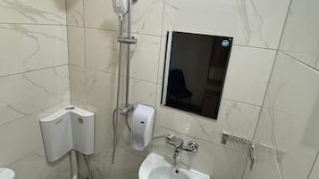 Dusch, gratis toalettartiklar, hårtork och tofflor