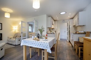 Birch House Studio, Wellington: Open-plan kitchen, dining and sitting area