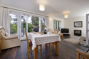 Birch House Studio, Wellington: Step into the inviting open-plan living space