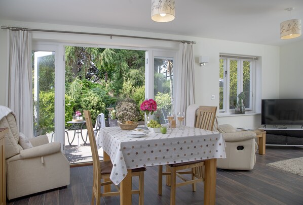 Birch House Studio, Wellington: Enjoy meals at the lovely dining table with seating for four guests