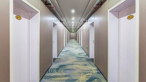 Un pasillo de hotel con puertas numeradas 311 y 312.