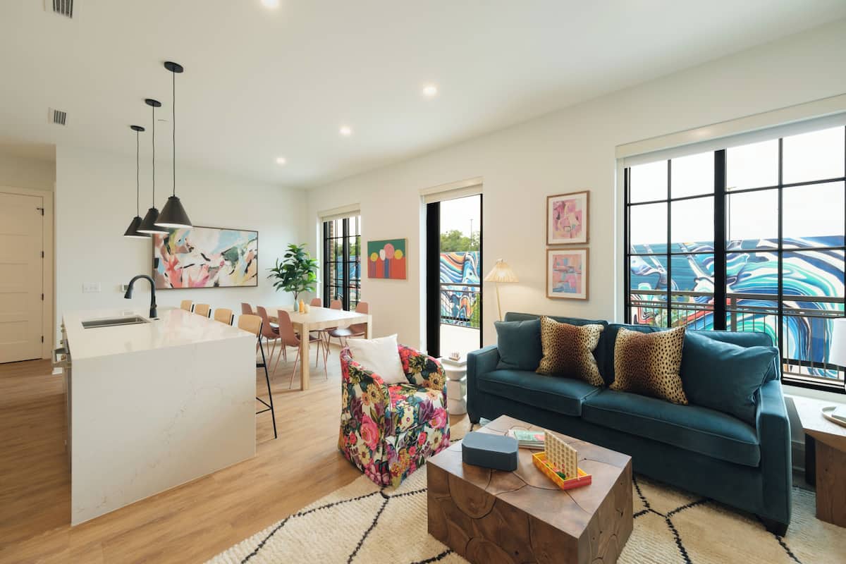 B207 Robinson | Living area | 50-inch flat-screen TV with cable channels