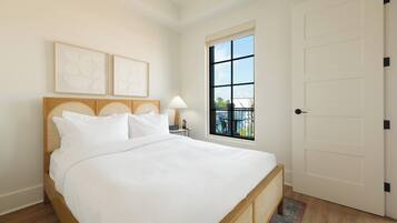 Un dormitorio con una cama, una ventana y una puerta.