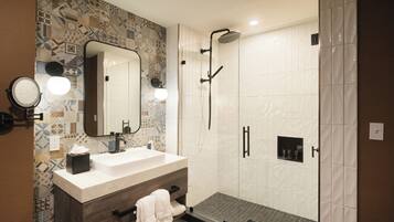 Deluxe Room, 1 King Bed, Non Smoking, City View | Bathroom | Hair dryer, towels