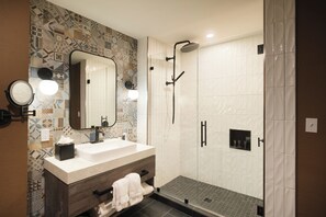 Deluxe Room, 1 King Bed, Non Smoking, City View | Bathroom - OS Hotel  (Ocean Springs)