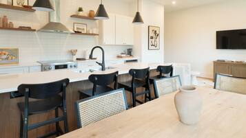 Loft | Cocina privada | Frigorífico grande, microondas, horno y placa de cocina