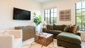 Loft | Zona de estar | Televisión de pantalla plana de 50 pulgadas con canales por cable