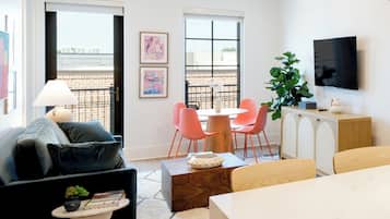 Loft | Zona de estar | Televisión de pantalla plana de 50 pulgadas con canales por cable