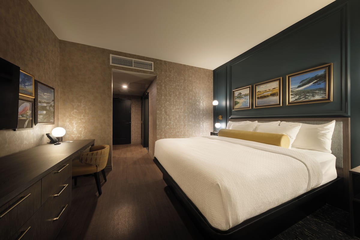 Junior Room, 1 King Bed, Non Smoking, City View | Premium bedding, in-room safe, desk, laptop workspace