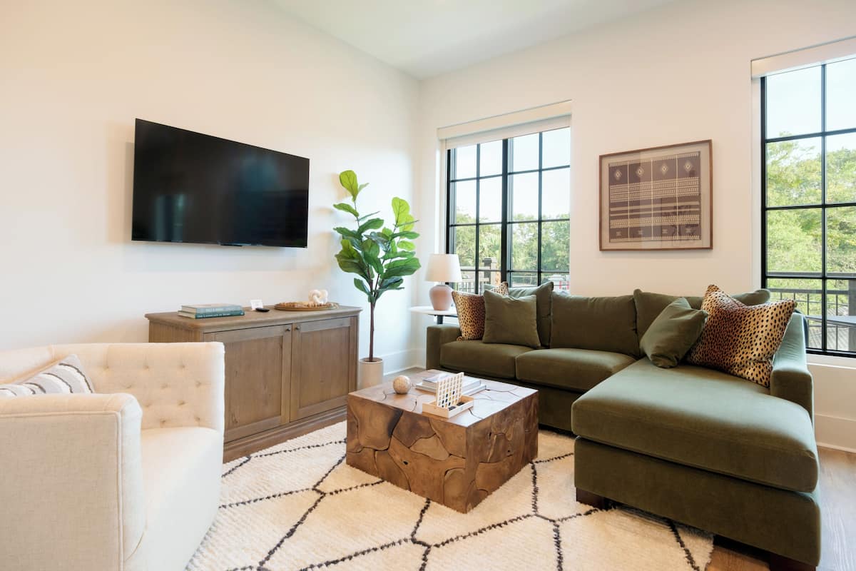 B208 Robinson | Living area | 50-inch flat-screen TV with cable channels