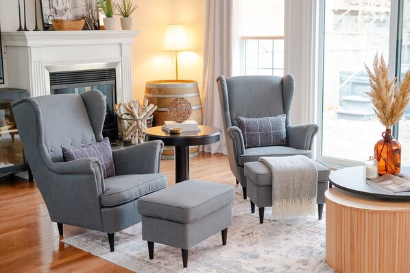 Smart TV, fireplace, books, stereo