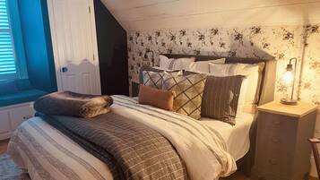 3 bedrooms, desk, iron/ironing board, travel crib