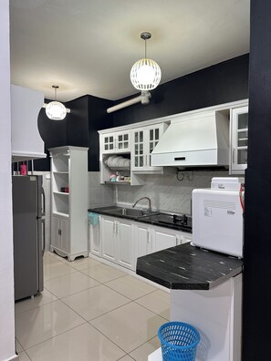 Frigorífic, forn, placa de cuina i bullidora elèctrica