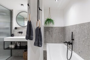 Hair dryer, towels, soap, toilet paper - Urban Wave Apartment II (Hamburg)