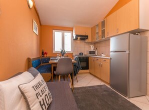 Een koelkast, een microgolfoven, een oven