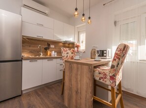 Réfrigérateur, micro-ondes, four, cafetière/bouilloire