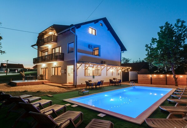 Pool - Apartments Villa Mavi - Two Bedroom Apartment Ground Floor (Karlovac)